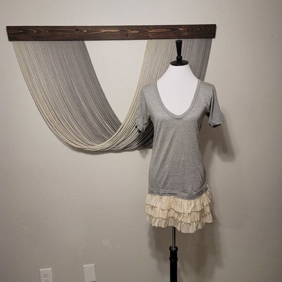 Young, Fabulous & Broke Ruffle Bottom Tee Sz XS - Picture 3 of 5